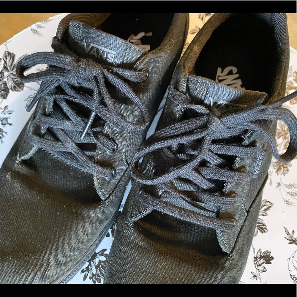 BLACK LOW TOP TIE VANS